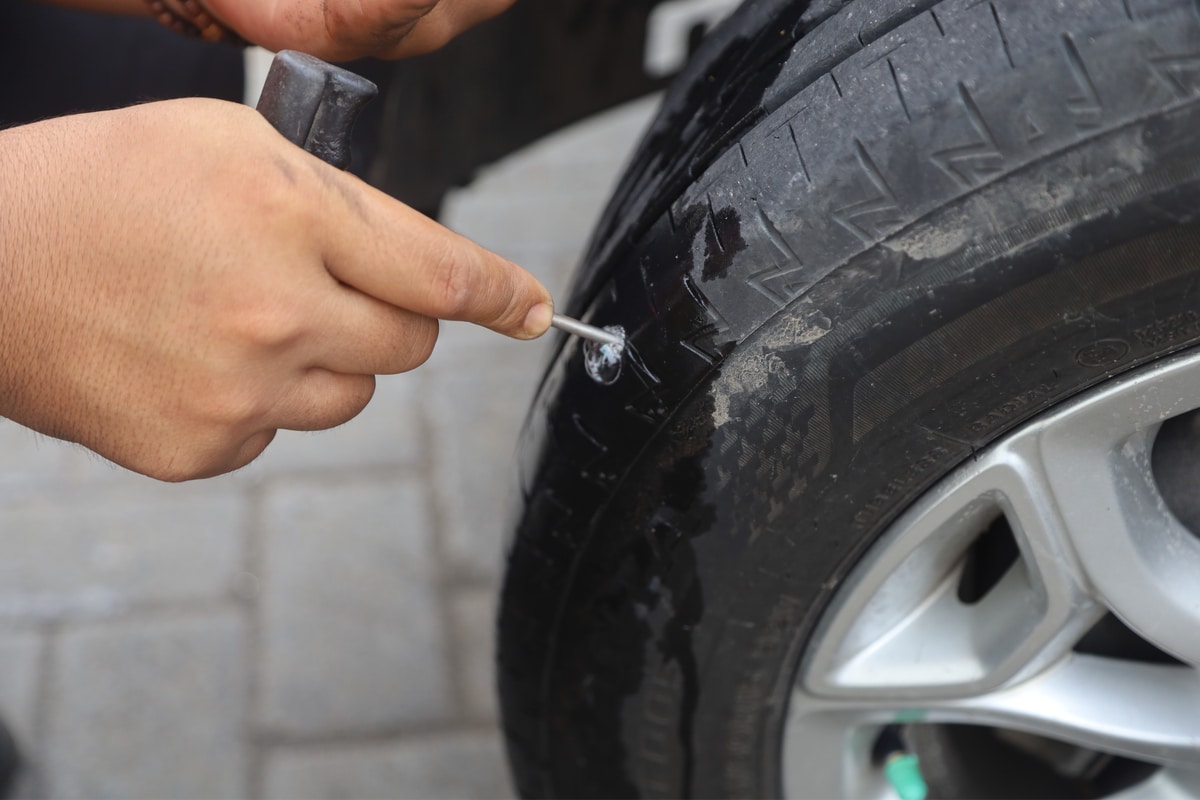 Smart Kit de réparation des pneus - Réparation de perforation pour les  voitures (Kit compresseur complet)