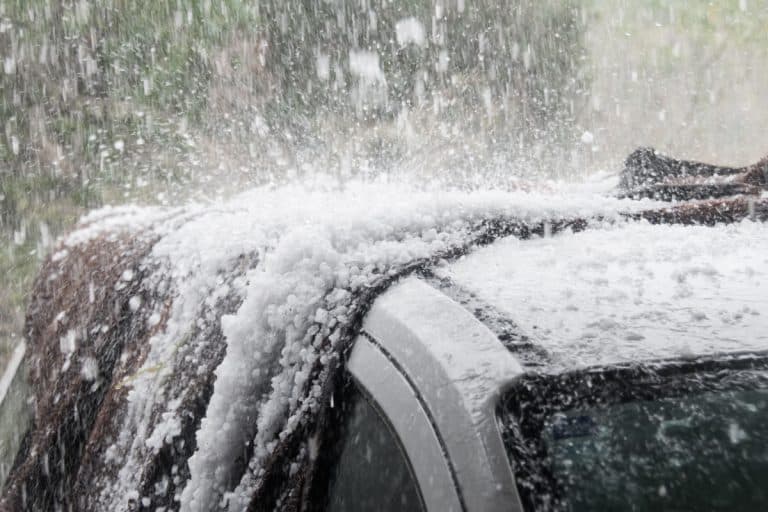 Attention! Ne laissez pas votre voiture sans protection pendant un orage de grêle